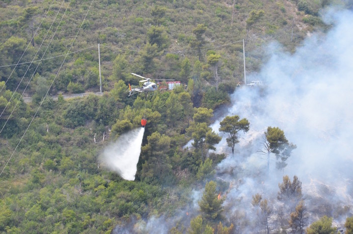 Civezza: incendio di sterpaglie nella zona di Santa Brigida, soccorsi in atto e lanci dell'elicottero