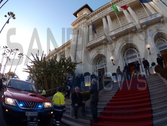 Sanremo: incendio nella sala Liberty del Casinò, soccorritori sul posto. Fiamme dalla sala slot e un intossicato (Foto e video) Sanremo: incendio nella sala Liberty del Casinò, soccorritori sul posto. Fiamme dalla sala slot e un intossicato (Foto e video)