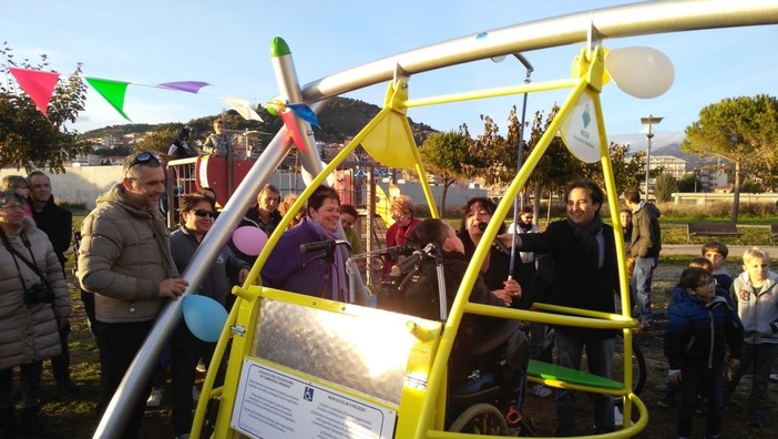 Imperia: grande festa al Parco Urbano per l'inaugurazione dei "giochi inclusivi" per disabili. Mamma Michela Aloigi: "Che emozione vedere Matteo sull'altalena dopo 24 anni"