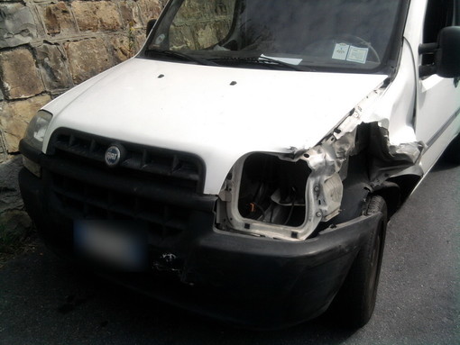 Sanremo strada troppo stretta, traffico bloccato per un incidente tra due furgoncini Sanremo strada troppo stretta, traffico bloccato per un incidente tra due furgoncini