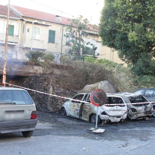 Taggia: attentato incendiario ai danni della colonia felina di via Colombo, distrutte anche alcune auto