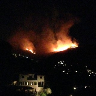 Incendio di sterpaglie nella zona di Conio: sul posto l'intervento della Forstale e dei Vigili del Fuoco