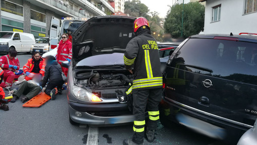 Sanremo: anziano colto da ictus mentre guida si schianta contro auto posteggiate