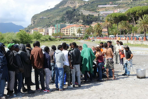 Ventimiglia: parte dei migranti si stanno spostando dalla foce del Roya, potrebbe sorgere una tendopoli in Seminario