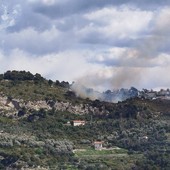 Camporosso, forte vento: collina in fiamme (Foto)