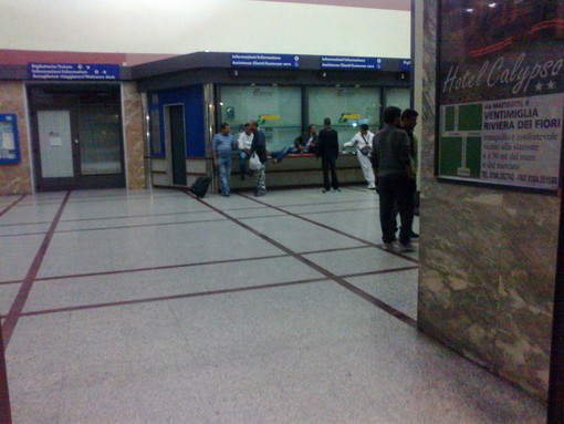 Ventimiglia, una notte in stazione: è tornato lo spettro dell'emergenza immigrati? Ventimiglia, una notte in stazione: è tornato lo spettro dell'emergenza immigrati?