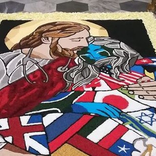 Taggia: la lotta al Coronavirus nell'abbraccio di Cristo, l'opera d'arte delle infioratrici "Un omaggio al mondo sanitario"