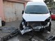 Sanremo, incidente in via Padre Semeria: Volkswagen distrugge un furgone parcheggiato. Feriti due 30enni (foto)