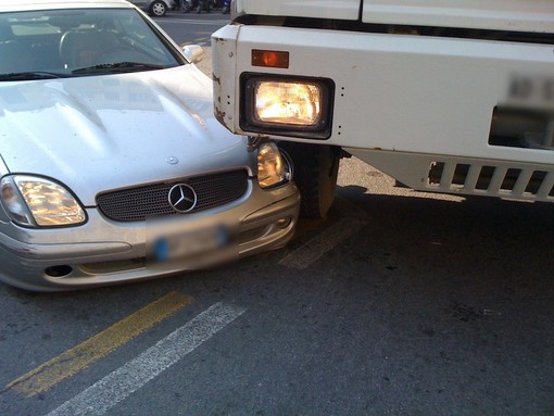 Imperia: auto contro camion in piazza Dante, nessun ferito Imperia: auto contro camion in piazza Dante, nessun ferito