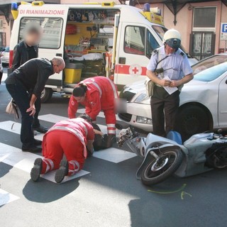 Sanremo: auto straniera compie manovra azzardata e si scontra con uno scooter Sanremo: auto straniera compie manovra azzardata e si scontra con uno scooter