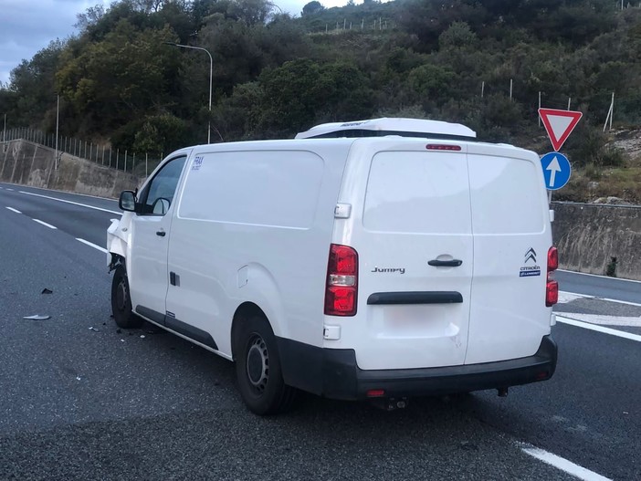 Bordighera, tragedia sull'A10: due migranti travolti e uccisi da un furgone mentre attraversano l'autostrada (foto)
