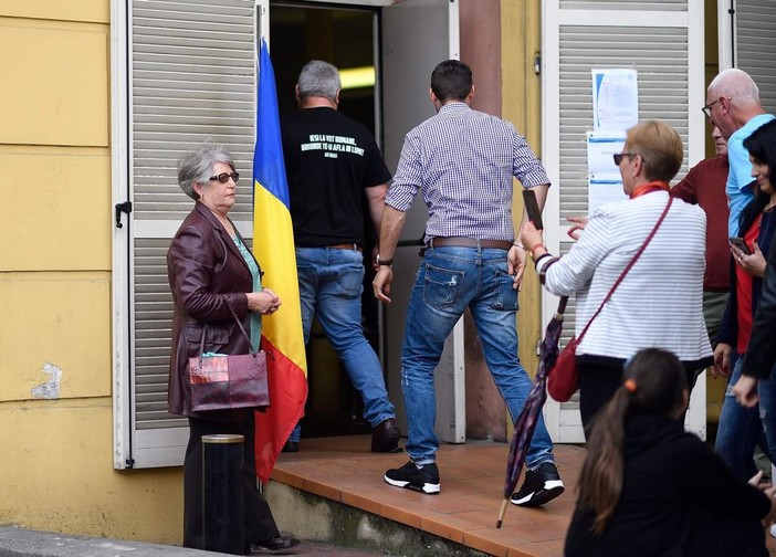Sanremo: anche la comunità romena partecipa al voto. Coda al seggio (foto)