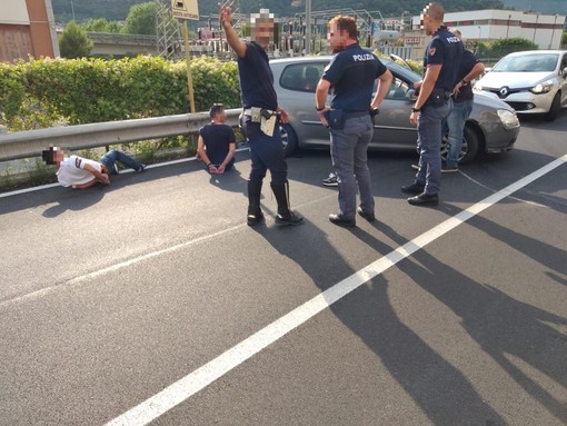 Ventimiglia: sorpasso azzardato sul cavalcavia di Roverino, auto francese inseguita da Polizia e Polizia Locale (foto) Ventimiglia: sorpasso azzardato sul cavalcavia di Roverino, auto francese inseguita da Polizia e Polizia Locale (foto)