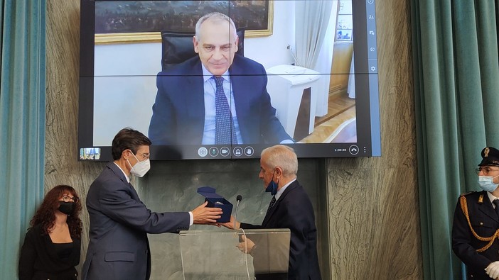 Imperia celebra i 100 anni della Questura, il capo della Polizia Giannini: "La città ci sta molto a cuore e garantiremo sempre il massimo impegno" (foto e video) Imperia celebra i 100 anni della Questura, il capo della Polizia Giannini: "La città ci sta molto a cuore e garantiremo sempre il massimo impegno" (foto e video)