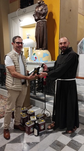 Bordighera: il Sindaco Ingenito in visita a padre Faustino, parroco della Chiesa di Terrasanta