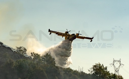 Incendi sotto controllo a Sanremo e Taggia, per Ceriana ancora fiamme: l'arrivo del vento preoccupa
