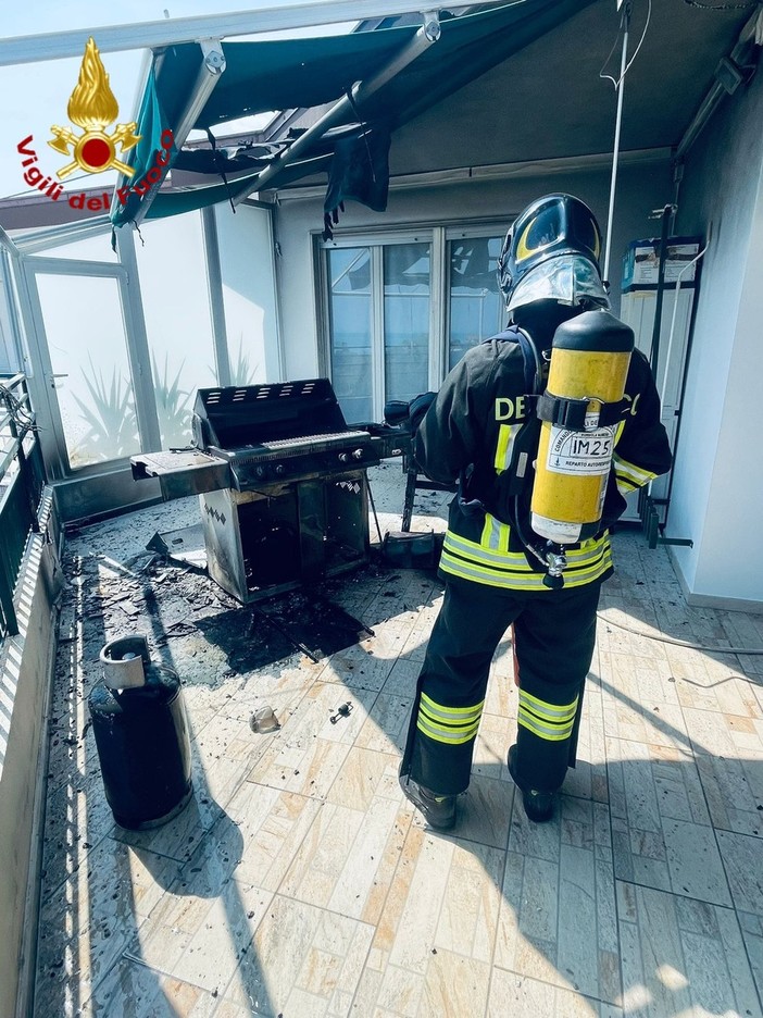 Sanremo, incendio in un attico: fiamme dal barbecue a gas