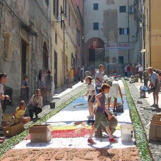 Imperia: infiorata del Corpus Domini di ieri a Porto Maurizio, il commento di un nostro lettore Imperia: infiorata del Corpus Domini di ieri a Porto Maurizio, il commento di un nostro lettore