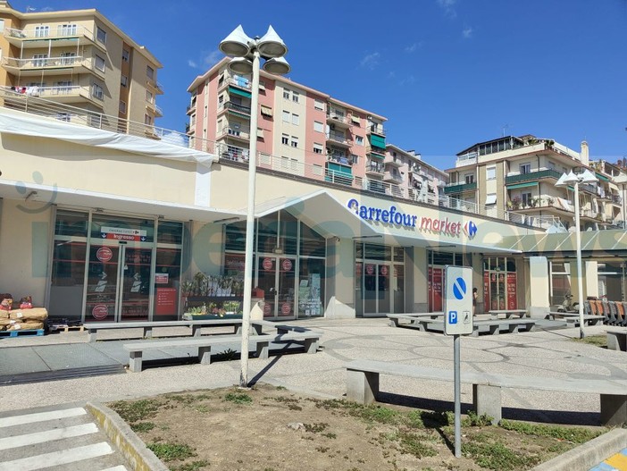 Crisi Carrefour, 10 posti di lavoro a rischio nel punto vendita di Imperia Crisi Carrefour, 10 posti di lavoro a rischio nel punto vendita di Imperia