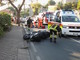 Bordighera: incidente sulla via Romana, scooter ad alta velocità finisce contro un'auto. Centauro rimane ferito