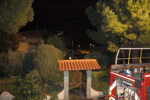 Taggia: brucia il tetto di una villetta di via Del Piano, una persona lievemente intossicata Taggia: brucia il tetto di una villetta di via Del Piano, una persona lievemente intossicata