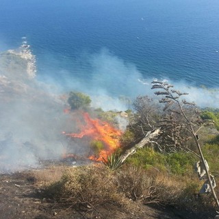 Ventimiglia: ancora fiamme questa mattina tra Latte e Mentone, disagi per il 'treno dei pellegrini'