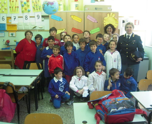Incontro con la polizia di stato alla scuola primaria di Airole sul tema del bullismo Incontro con la polizia di stato alla scuola primaria di Airole sul tema del bullismo