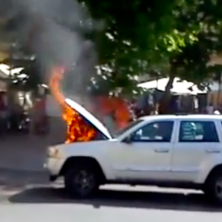 Sanremo: principio d'incendio dal vano motore di un'auto, intervento dei Vigili del Fuoco (FOTO e VIDEO) Sanremo: principio d'incendio dal vano motore di un'auto, intervento dei Vigili del Fuoco (FOTO e VIDEO)
