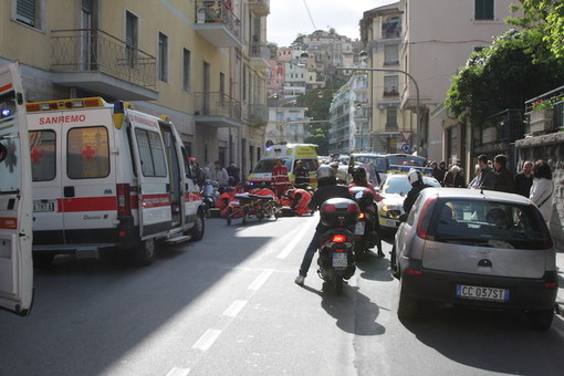 Sanremo: scontro tra scooter in via Volta per un'inversione a 'U', ferita 38enne ed un bambino