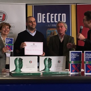 Nella foto il momento del riconoscimento con a destra Roberto Mostini, a fianco il curatore della guida Luigi Cremona e da sinistra la direttrice della Guida Touring ed al centro Giuseppe Di Gerlando.