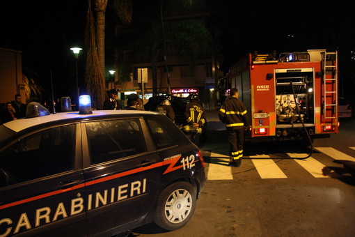 Sanremo: auto si incendia mentre è in marcia in zona Foce, intervento di CC e VVF