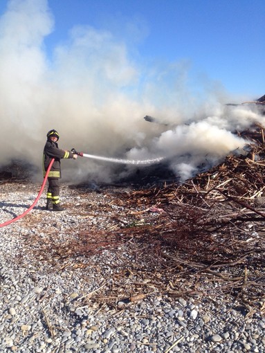 Ventimiglia: appiccato incendio alle cataste di legna sulle spiagge, intervento dei Vigili del Fuoco