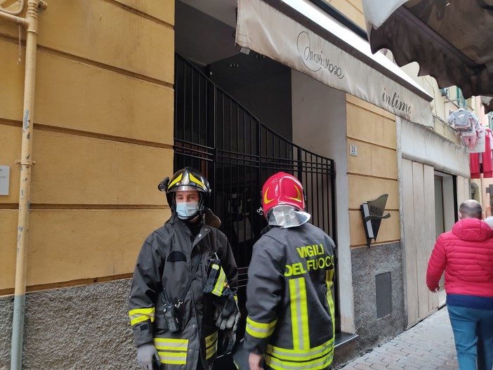 Imperia: principio di incendio in un negozio in via dell'Ospedale, tanta paura, ma nessun ferito (foto)