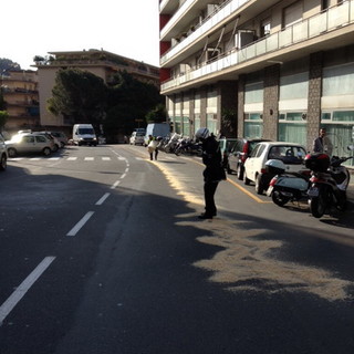 Sanremo: perde il controllo della moto a causa di una chiazza d'olio. Leggermente ferito un giovane Sanremo: perde il controllo della moto a causa di una chiazza d'olio. Leggermente ferito un giovane