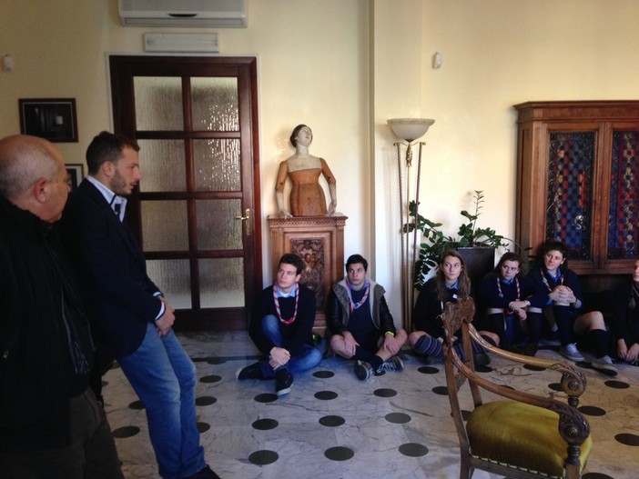 Ventimiglia: scout in comune, il sindaco Ioculano riceve i volontari che hanno operato nei centri d'assistenza Ventimiglia: scout in comune, il sindaco Ioculano riceve i volontari che hanno operato nei centri d'assistenza