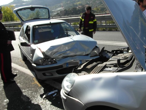 Autista francese imbocca cavalcavia al contrario: schianto a Ventimiglia, feriti due coniugi