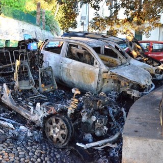 Incendio di sabato notte nella Pigna a Sanremo: una delle tre auto era dell'Assessore Eugenio Nocita Incendio di sabato notte nella Pigna a Sanremo: una delle tre auto era dell'Assessore Eugenio Nocita