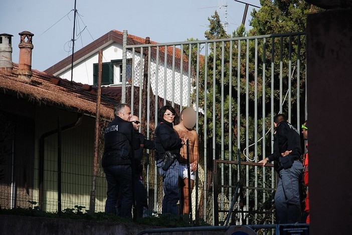 Imperia: minaccia di darsi fuoco di fronte allo stadio, 27enne si denuda per protesta
