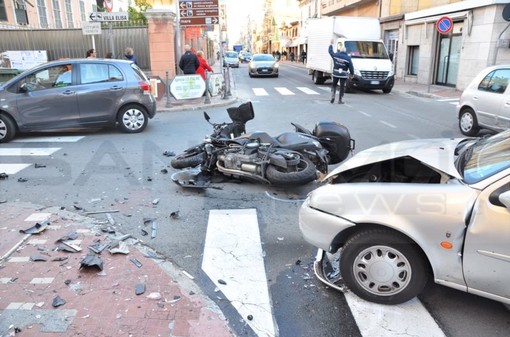 Bordighera: scontro frontale tra un Tmax e una Ford Fiesta in via Vittorio Emanuele, nessun ferito grave