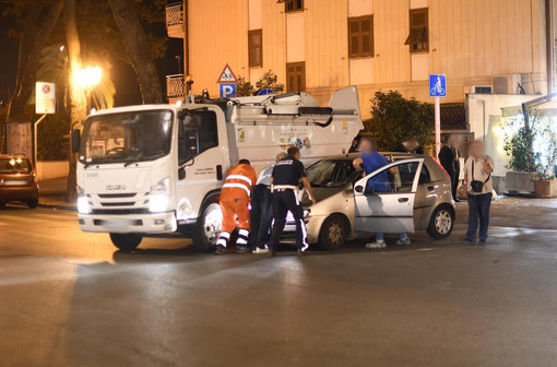 Sanremo: auto si scontra con un furgoncino per la raccolta della spazzatura (Foto)