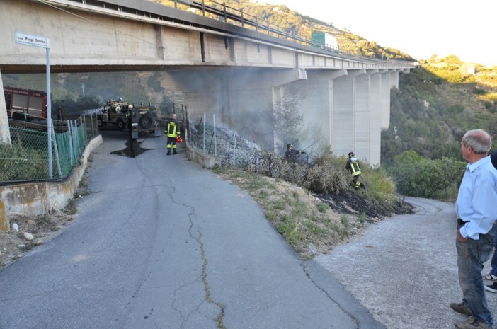 Ospedaletti: incendio di sterpaglie sulle alture, lievi disagi per il traffico in autostrada ed intervento dei soccorritori