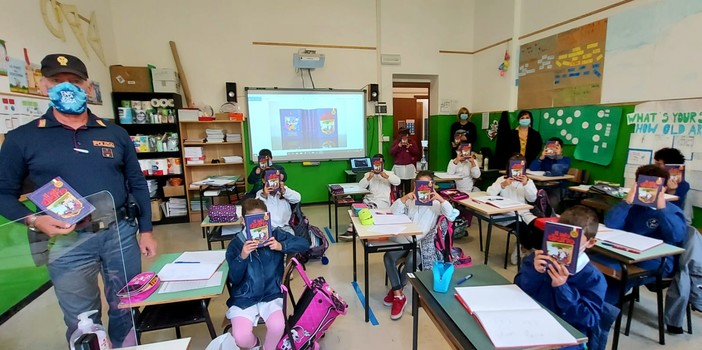 La Polizia consegna agli studenti di Imperia e provincia "Il mio diario": il progetto di legalità tra i banchi di scuola (Foto) La Polizia consegna agli studenti di Imperia e provincia "Il mio diario": il progetto di legalità tra i banchi di scuola (Foto)
