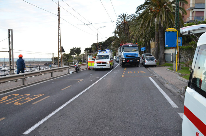 Bordighera: perde il controllo della moto e finisce contro un'auto che lo precedeva, 40enne portato in Ospedale
