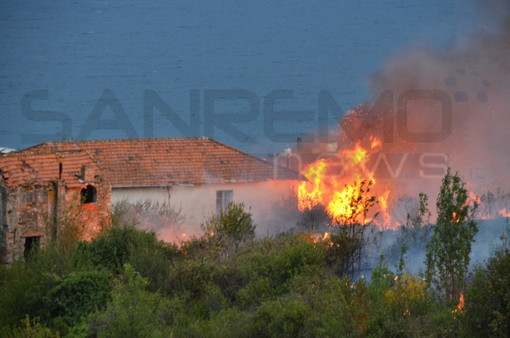 Sanremo: ieri in molti si sono chiesti perchè non c'era l'elicottero sull'incendio di via Buonmoschetto, un problema di 'competenze' Sanremo: ieri in molti si sono chiesti perchè non c'era l'elicottero sull'incendio di via Buonmoschetto, un problema di 'competenze'