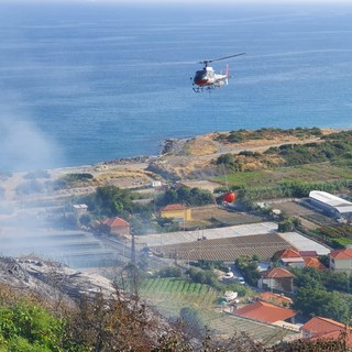 Riva Ligure: incendio di sterpaglie in zona 'Le Grange', intervento dei Vvf e strada provinciale chiusa (Foto e Video)