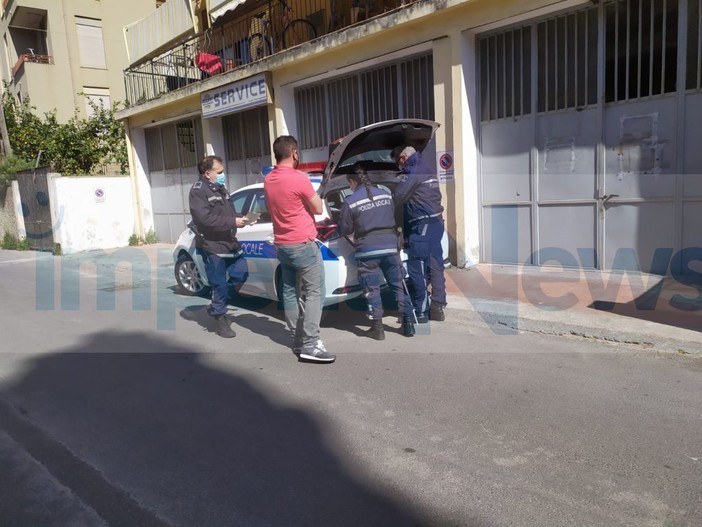 Imperia, auto urta un tombino e ferisce un operaio 38enne impegnato lei lavori di posa della fibra ottica Imperia, auto urta un tombino e ferisce un operaio 38enne impegnato lei lavori di posa della fibra ottica