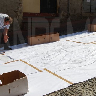 Imperia: aspettando l'infiorata della Compagnia di Via Carducci al Parasio, in occasione del Corpus Domini Imperia: aspettando l'infiorata della Compagnia di Via Carducci al Parasio, in occasione del Corpus Domini