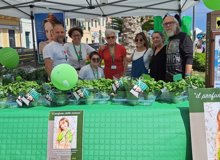 Ospedaletti, grande successo per l'iniziativa "il profumo della ricerca" (Foto) Ospedaletti, grande successo per l'iniziativa "il profumo della ricerca" (Foto)