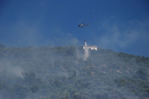 Tre incendi in contemporanea nella nostra provincia: bruciano le colline di Pontedassio, Montegrazie e Soldano (Foto e Video)