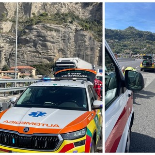 Ventimiglia, auto finisce contro il guard rail: mobilitazione di soccorsi in autostrada (Foto) Ventimiglia, auto finisce contro il guard rail: mobilitazione di soccorsi in autostrada (Foto)